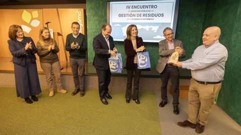 La conselleira de Medio Ambiente, ngeles Vzquez (tercera por la derecha), en el encuentro de empresas de gestin de residuos celebrada este jueves y viernes.