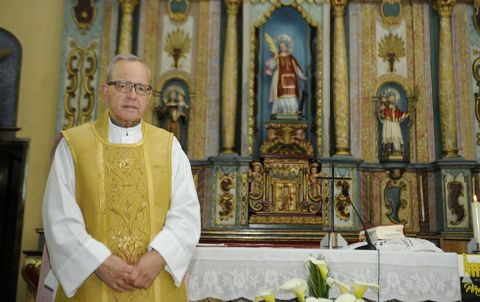 Eliseo Garc�a, na igrexa de Vilatuxe cuxa cuberta se prev� cambiar en xu�o. 