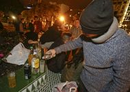 Varios grupos de j�venes, de copas en los jardines de M�ndez N��ez. 