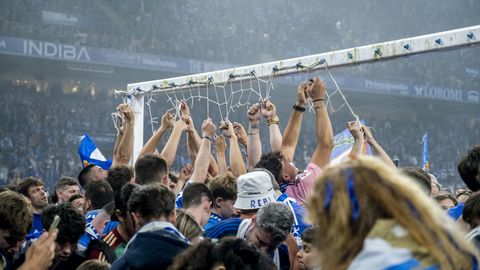 La afición del Real Oviedo celebra el ascenso a Primera División