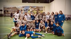 Jugadoras del Carmelitas y el Vitoria de Guimaraes, en el Torneo Ribeira Sacra