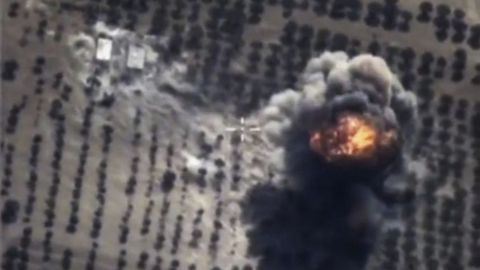 Fotograma sacado de un vdeo proporcionado por el ministerio de Defensa ruso que muestra un bombardeo de la aviacin rusa contra unas supuestas instalaciones del Estado Islmico en la provincia de Idlib, Siria