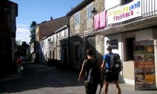 La calle es de paso obligado para la mayor�a de los peregrinos que van al albergue. 