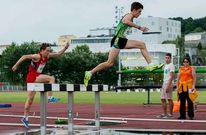 Adri�n Ben salta una valla durante el campeonato auton�mico de los 2.000 metros obst�culos. 