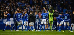 Los jugadores del Oviedo saludan a la afici�n tras el derbi