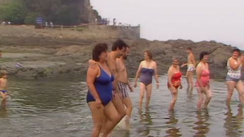 Un fotograma del v�deo compartido por el Concello de Oleiros, con la fallecida Esther Pita y �ngel Garc�a Seoane, en 1989, en la toma de posesi�n del castillo de Santa Cruz