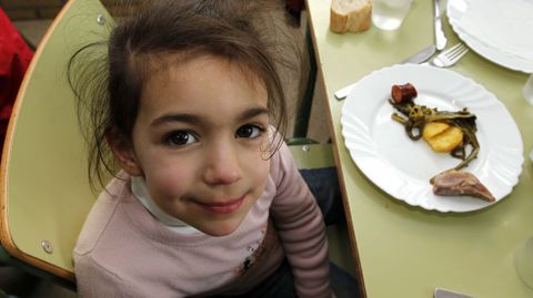 Men� de carnaval en el comedor escolar de Mosteiro