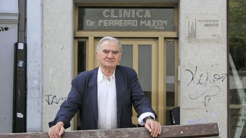 Pedro Ferreiro delante de su antigua consulta en la rúa San Froilán.
