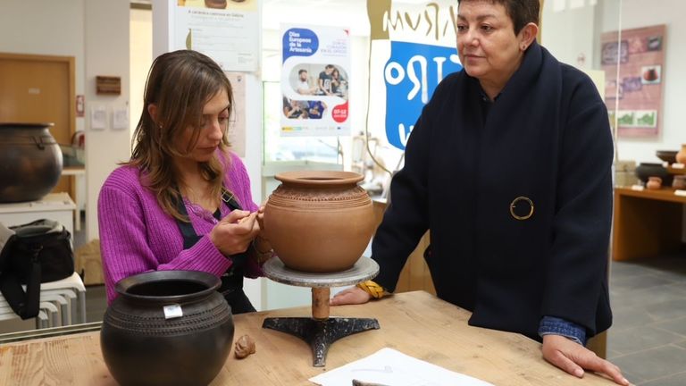 La gerente de Artesan�a de Galicia, Elena Fabeiro, asisti� al taller de la Fundaci�n Terra Termarum Castroland�n