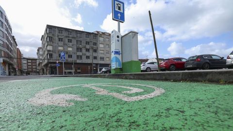 Punto de recarga para veh�culos el�ctricos en una calle de Carballo