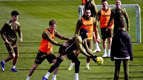 Ilaix Moriba sujeta la pelota ante Williot Swedberg en el entrenamiento del Celta de este s&aacute;bado.