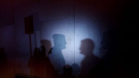 Fotograf�a de siluetas que representan a personajes de un programa de televisi�n durante el desfile de Costello Tagliaprieta.