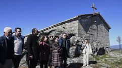 El conselleiro de Cultura, Educaci�n, FP e Universidades, Rom�n Rodr�guez, y la alcaldesa de O�mbra, Ana Villarino, en la capilla de Santa Ana