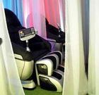 Un sill�n para siestas y otro, vac�o, para masaje �shiatsu�.