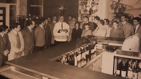 Inauguracin del bar Horscopo, en A Raa, en el ao 1969. Fue el primer establecimiento de Joaqun Ruiz tuvo en Santiago
