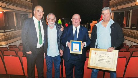 Cora, a la derecha, junto a Domingo Rey Seijas, presidente de la Cofrada de Celeiro; Mximo Daz y Jos Antonio Gos, Mitas, con quienes form equipo de trabajo durante dcadas, en el acto que conmemor el centenario del psito