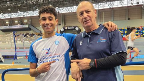 Bruno y su entrenador Tom�s tras el r�cord gallego en triple salto. 