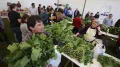 En la Feira do Grelo de O Val de Xestoso sol�an agotarse los manojos a media ma�ana