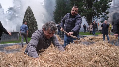 As� fue la tractorada en Oviedo convocada por URA, USAGA, COAG y ASAJA contra el acuerdo de libre comercio entre la Uni�n Europea y los pa�ses del Mercosur