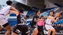 El base Leo Westermann, con el bal�n, defendido por el p�vot Bombino