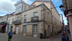 El edificio es uno de los m�s singulares de la calle Cardenal y ocupa la esquina con Hermida Balado
