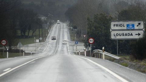 Pegatina para ir a friol. N-547/N-540 en A Veiga. En la recta en Gunt�n s� se coloc� una pegatina sobre el letrero de Friol para se�alar el desv�o a la autov�a.