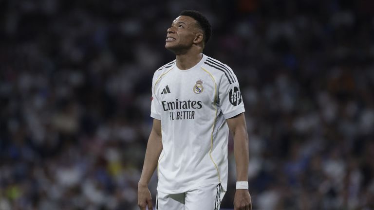 Mbapp� se lamenta en el partido contra el Girona