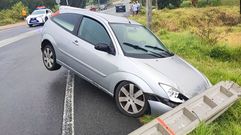 Un coche derrib� un poste en Montalvo, en Sanxenxo