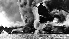 El �USS Arizona�, semihundido y en llamas.