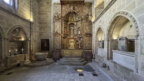 Catedral de Ourense. Capilla de san Juan, que era el antiguo baptisterio de la catedral y conserva una pila bautismal del siglo XV y un pozo de agua.