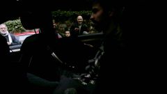 Imagen del veh�culo en el que Piqu� y Shakira abandonan la cl�nica con el peque�o Milan