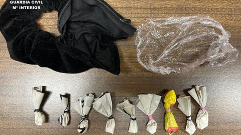 La mujer ocultaba las nueve dosis de una sustancia blanca en el interior del coletero, modificado para ello