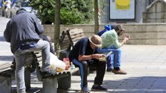 Es habitual ver a personas sin hogar congregados en la Praza de Santo Domingo, en Lugo.