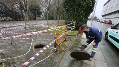 Un operario de Emafesa, examinando desde una alcantarilla el origen del socav�n