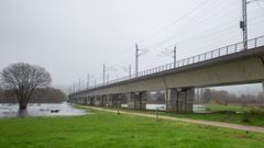 La l�nea de alta velocidad del eje atl�ntico discurre por un paso elevado en la zona inundable del Umia