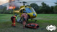 Uno de los helic�pteros que intervienen en el incendio de Dega�a