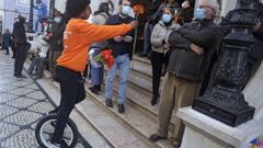 Un hombre rechaza una gerbera naranja que le ofrece una militante del PSD en el barrio lisboeta del Chiado.