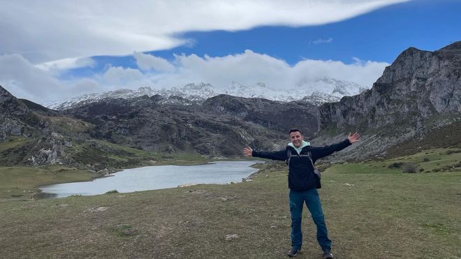 El bi&oacute;logo Miguel C&aacute;nibe durante una expedici&oacute;n en los lagos de Covadonga, en Asturias