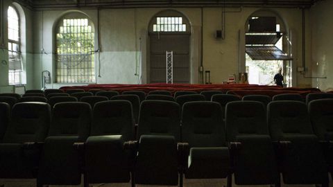 Montaje del cine, en el almacn de la fbrica de armas de La Vega