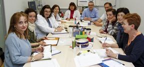 Los dos turnos de trabajo coinciden a las dos y media de la tarde, en que se re�nen para intercambiar informaci�n y para planificar. 