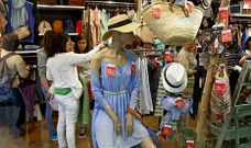 Las rebajas comenzaron el pasado lunes sin el buen tiempo como aliado y ayer, primer domingo de la campa�a, abrieron algunas tiendas . 