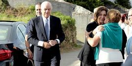 Francisco Gonz�lez y su esposa, a su llegada a la iglesia.