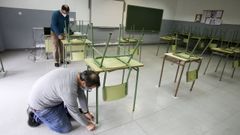 En la imagen, conserjes del Concepci�n Arenal ponen cinta adhesiva en el suelo para marcar la distancia de seguridad entre las mesas