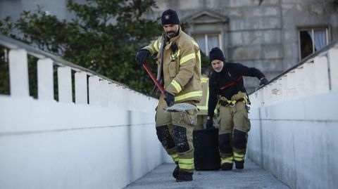 Frío en A Coruña: Bomberos echando sal en la pasarela del Materno 