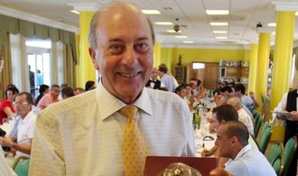 Imagen de archivo de la entrega del salacot institucional despu�s de 42 a�os de servicio a Jos� Antonio Sotelo, exjefe de la Polic�a Local de Vigo fallecido a los 83 a�os.