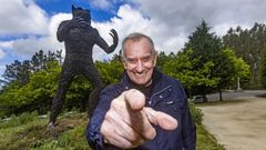 O escultor C�ndido Pazos, posando ante a estatua que representa o v�kner.