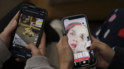 Imagen de archivo de varios jvenes utilizando redes sociales. 