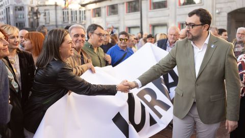 El presidente del Principado de Asturias, Adri�n Barb�n (c), durante la manifestaci�n en contra del peaje del Huerna
