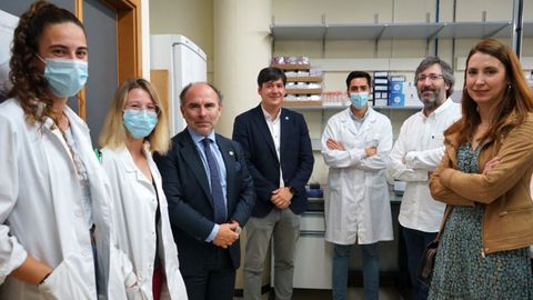 Las investigadoras Cristina Olivar y Sara Lpez; el rector de la Universidad, Ignacio Villaverde; el consejero de Ciencia, Borja Snchez; el investigador Javier Fernndez Mateos; el catedrtico y director del departamento de Bioqumica y Biologa Celular, Xose Puente, y la directora general de Universidad, Cristina Gonzlez