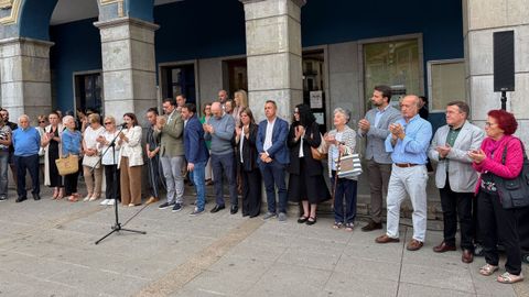 Concentraci�n en se�al de condena y repulsa por el asesinato machista de Dolores, de 86 a�os, en Laviana